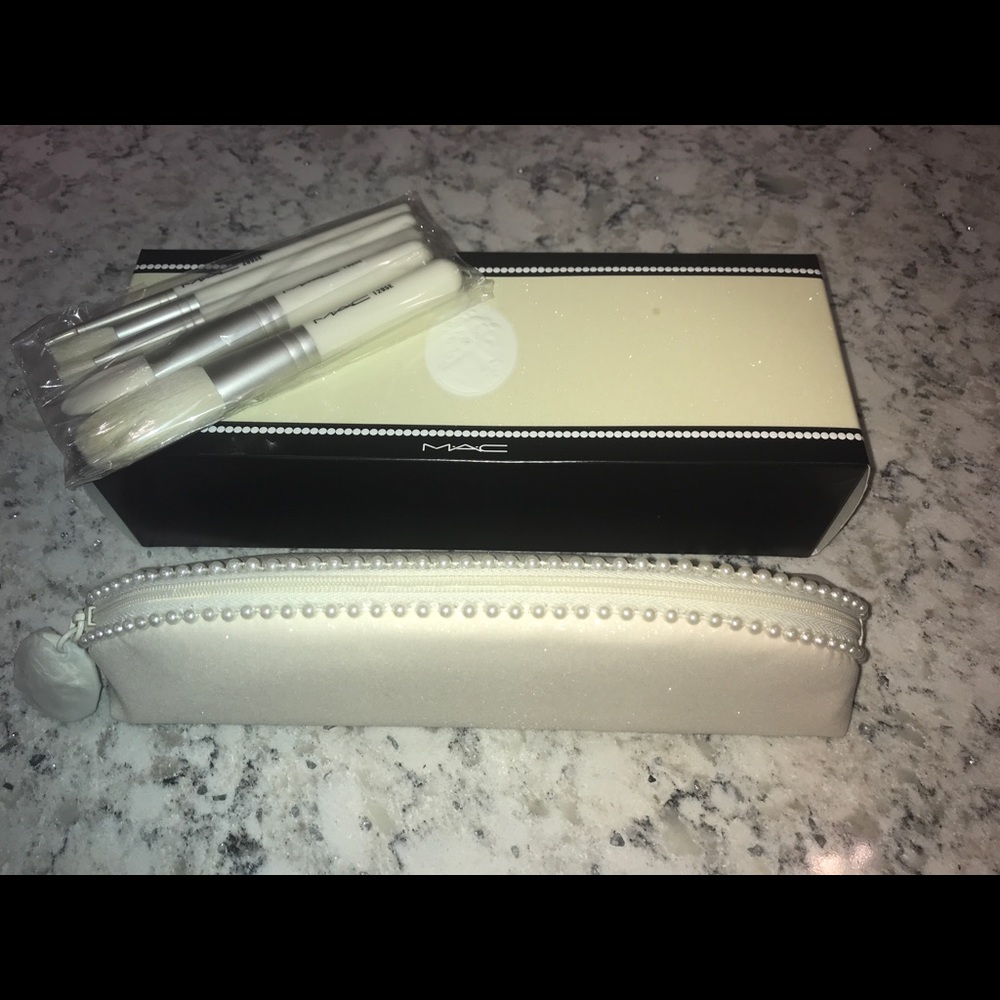 MAC Keepsakes brush set white pearl New in Box